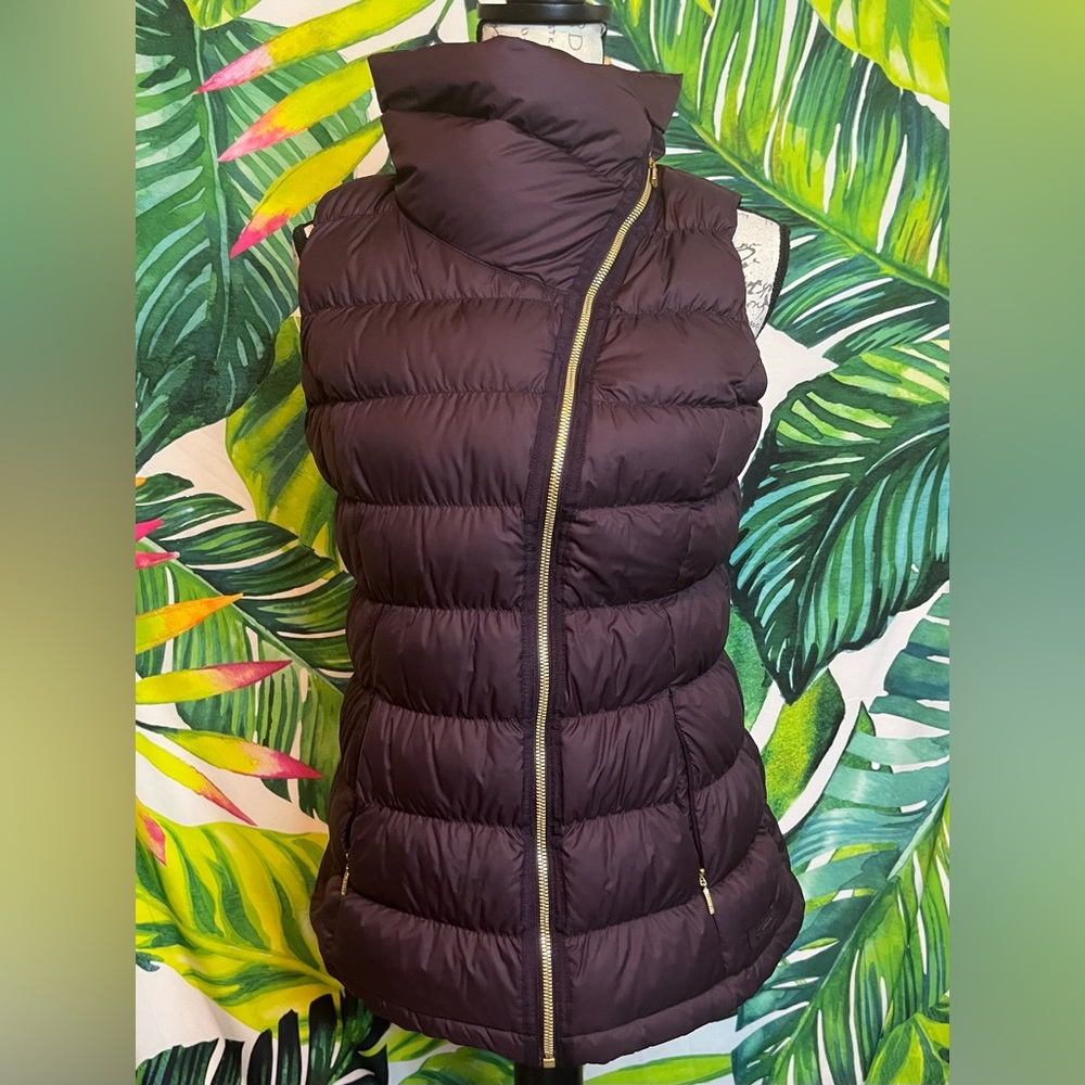 Athleta S Downabout Wild Raisin Purple Preppy Fall Winter Outdoor Puffer Vest